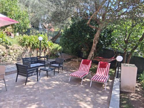 a group of chairs and a table in a patio at Casa Vacanze VERDE MARE RELAX in La Spezia