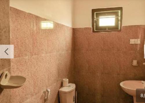 une salle de bains avec toilettes et lavabo dans l'établissement ANINA resort mirissa, à Mirissa