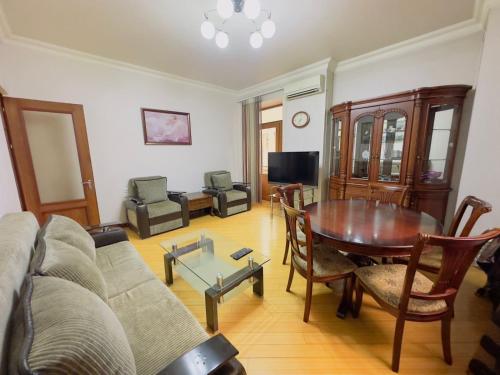 Гостиная зона в Toon Apartments Modern 2BR with Balcony near Republic Square