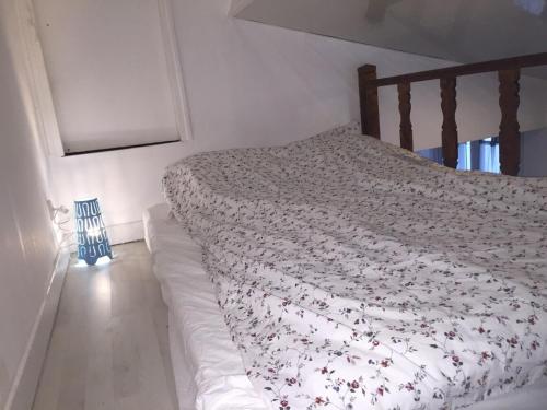 sypialnia z łóżkiem z narzutą w kwiaty w obiekcie Charmant studio Nice w Nicei