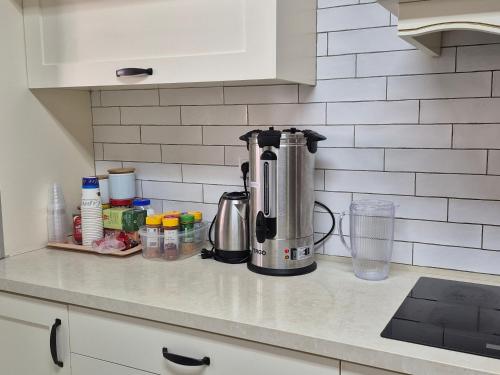 a coffee maker on a counter in a kitchen at הבית של גלית in Ashqelon