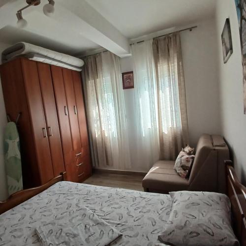 Una cama o camas en una habitación de Apartmani LaVa igalo 2