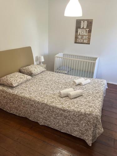 a bedroom with a bed with two towels on it at Duplex no estoril in Estoril