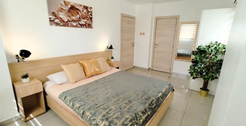 Postel nebo postele na pokoji v ubytování Modern 1 Bedroom Apartment at The Gallery, East Legon, Pool & Gym