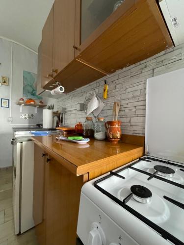 a kitchen with a stove and a counter top at Rifugio nel cuore dell'Abruzzo in Carpineto Sinello