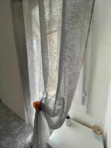 a curtain on a window in a room at Rifugio nel cuore dell'Abruzzo in Carpineto Sinello