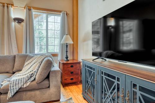 TV a/nebo společenská místnost v ubytování Cozy Private Ranch Cabin Whistle Lake Sleeps 6