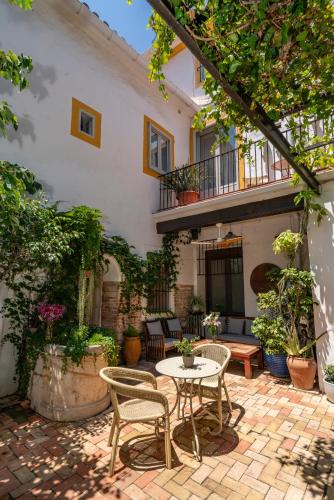 デニアにあるArt Boutique Hotel Chamarelの建物の前にパティオ(テーブル、椅子付)