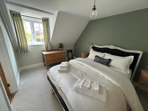 een slaapkamer met een groot wit bed met handdoeken erop bij Magnolia Loft in Hawthorn