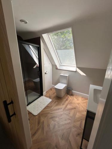 een badkamer met een toilet en een raam bij Magnolia Loft in Hawthorn