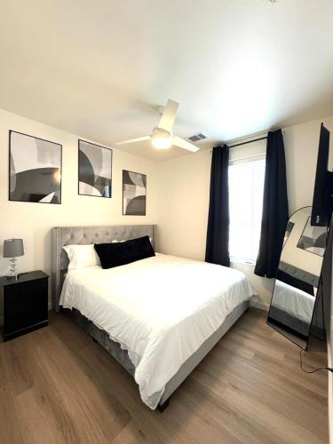 Postel nebo postele na pokoji v ubytování New Downtown Luxury APT ' 2 King Beds, Free Parking, Fast Wi-Fi & Gym Access!