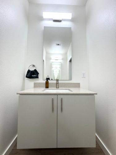 Fotografie z fotogalerie ubytování New Downtown Luxury APT ' 2 King Beds, Free Parking, Fast Wi-Fi & Gym Access! v destinaci Oklahoma City