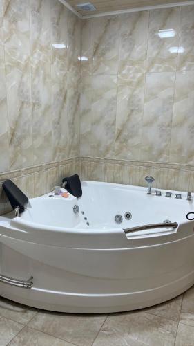Adis Home tesisinde bir banyo