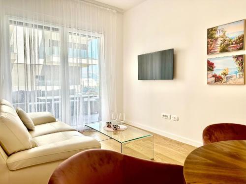 Sofi - modern with private garage