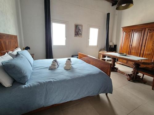 Ένα ή περισσότερα κρεβάτια σε δωμάτιο στο Ossuna Seaview Door