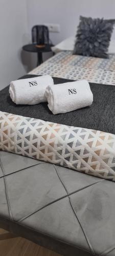 two beds with towels on top of them at NS Bolaños in Bolaños de Calatrava