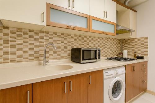 a kitchen with a sink and a microwave at 34 Yüksel Garden in Ankara