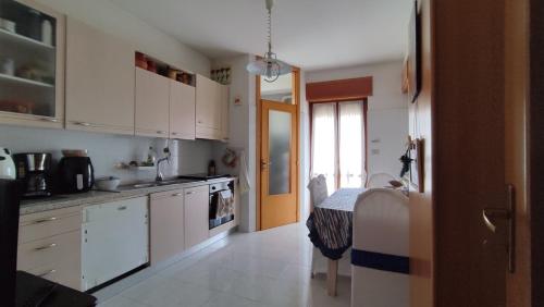 Η κουζίνα ή μικρή κουζίνα στο Hemma hos Vic - a casa da Vic