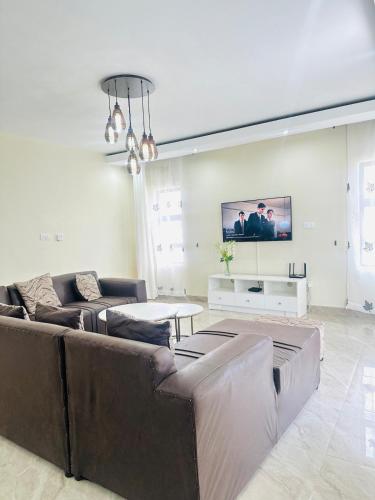 TV a/nebo společenská místnost v ubytování Oak Africa Abodes