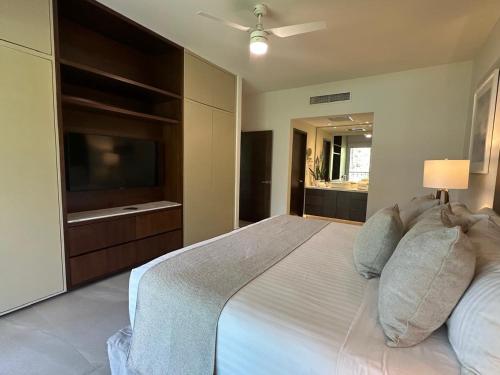 Ένα ή περισσότερα κρεβάτια σε δωμάτιο στο Playa Royale One Bedroom and 2 bathrooms Condo 4202
