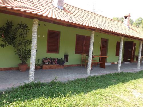 a green house with a red roof at Casa Matteo in Arefu