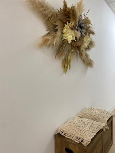 a wall with a flower arrangement on a wall at NS Bolaños in Bolaños de Calatrava