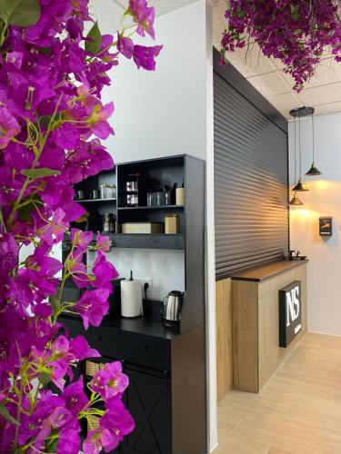 a kitchen with purple flowers in front of a counter at NS Bolaños in Bolaños de Calatrava