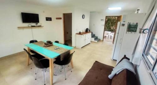 una sala de estar con una mesa y un sofá en a 1 del mar 2, en Mar Azul