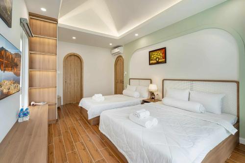 Postel nebo postele na pokoji v ubytování Bali Villa- BBQ Hồ bơi Karaoke - Novaworld Phan Thiết