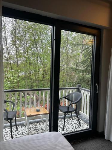 a bedroom with a balcony with a table and chairs at Didi Hotel Sapanca in Sapanca