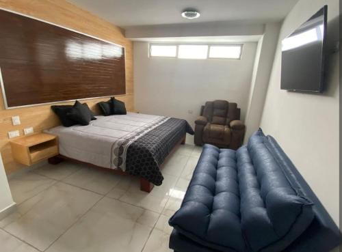a bedroom with a bed and a couch at Edificio Confort in San Felipe Hueyotlipan