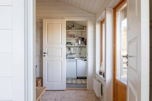 Dapur atau dapur kecil di House with private beach and jetty