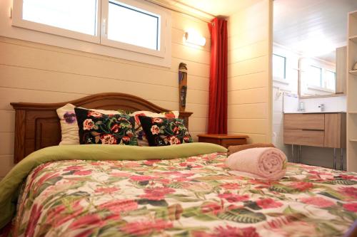 a bedroom with a bed and two windows at La Songe Ailée - Uriage - Grenoble - Chamrousse - T2 avec terrasse - Jusqu'à 2 personnes - Cure Thermale - Déplacements professionnels in Saint-Martin-d'Uriage