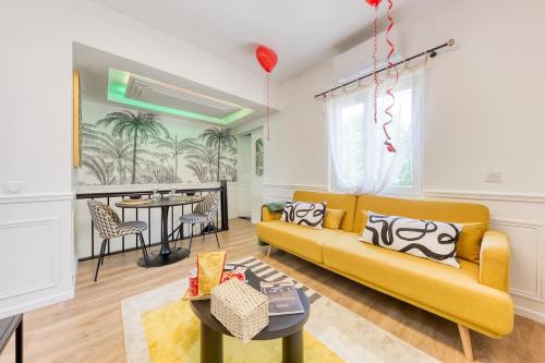 a living room with a yellow couch and a table at L'Ecrin d'Or - Jacuzzi, Cinéma, 10 min gare à pied in Aulnay-sous-Bois