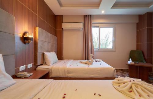 Postel nebo postele na pokoji v ubytování Royal Nine Pyramids View Hotel