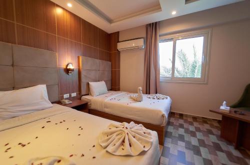 Postel nebo postele na pokoji v ubytování Royal Nine Pyramids View Hotel