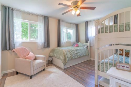 Un dormitorio con una cama y un ventilador de techo. en Lazy P Ranch House, en Taylorsville