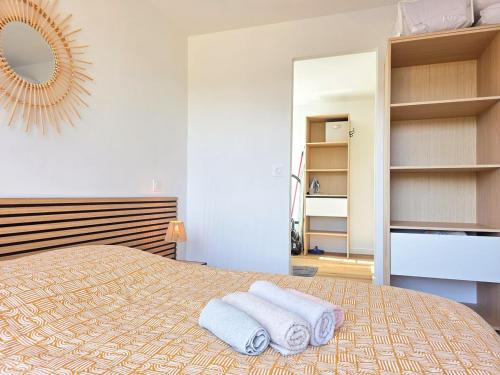 a bedroom with a bed with towels on it at Le Velours, Cosy & Raffiné avec Parking in Saint-Brieuc