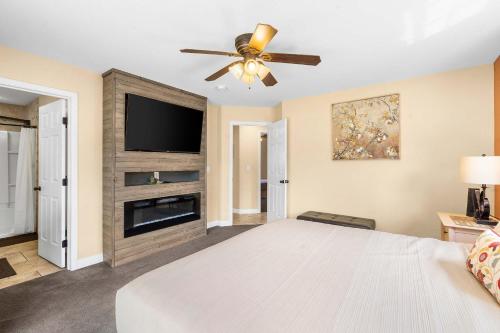 a bedroom with a bed and a flat screen tv at Fairway View Escape - For 8 in Branson