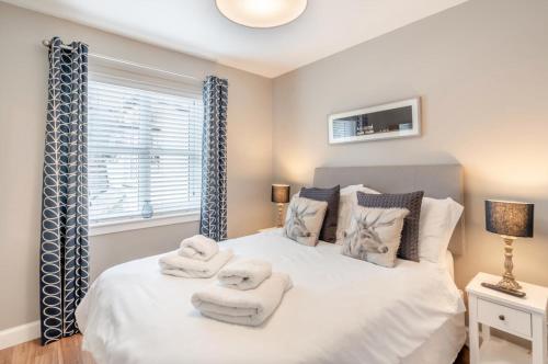 The Pines - Luxury 3-Bed Apartment Near Golf & Spa, Gleneagles, Auchterarderにあるベッド