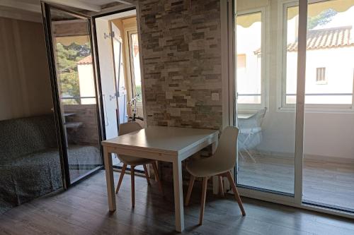 サナリー・シュル・メールにあるBeautiful dwelling close to the seaのガラスドア付きの客室で、テーブルと椅子が備わります。