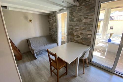 サナリー・シュル・メールにあるBeautiful dwelling close to the seaの小さなお部屋で、テーブルとソファが備わります。