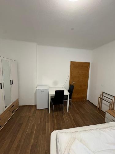 a white room with a table and two chairs at FarawayHomes Pension Ramingtal in Kürnberg