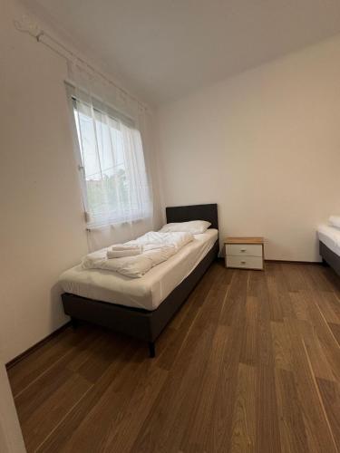 a small bedroom with a bed and a window at FarawayHomes Pension Ramingtal in Kürnberg