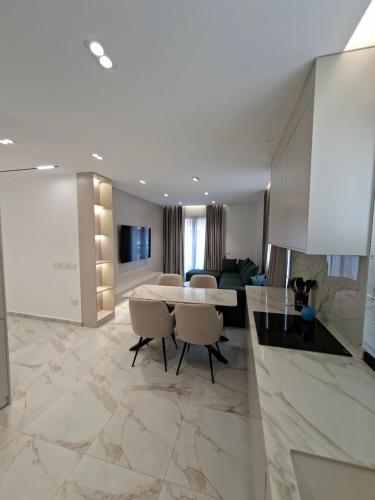 Bilde i galleriet til Oneluxury i Tiranë