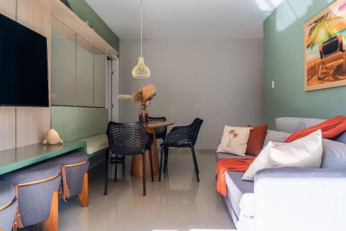 a living room with a couch and a table at Elegante Ap | 3 Quartos c/Ar | 100m Praia do Forte in Škorak