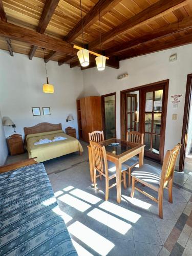 a living room with a table and chairs and a bed at Rio Apart Hotel in Federación