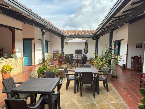 patio con tavoli e sedie di Kazasha - Hotel Con Parqueadero Privado a Barichara