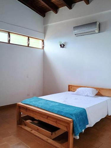 a bedroom with a bed in a room with a window at Casa Cerdeña in Puerto Carayaca