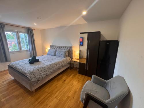 Ένα ή περισσότερα κρεβάτια σε δωμάτιο στο Specious double room with king size bed